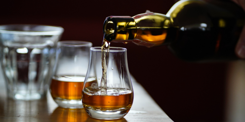 Whisky ou whiskey? Um dilema da Escócia à Irlanda